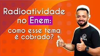 Professor ao lado do escrito "Radioatividade no Enem: como esse tema é cobrado?" em fundo laranja.