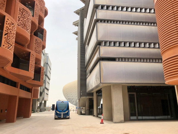 Representação de Masdar City, com veículo autônomo e edifícios.